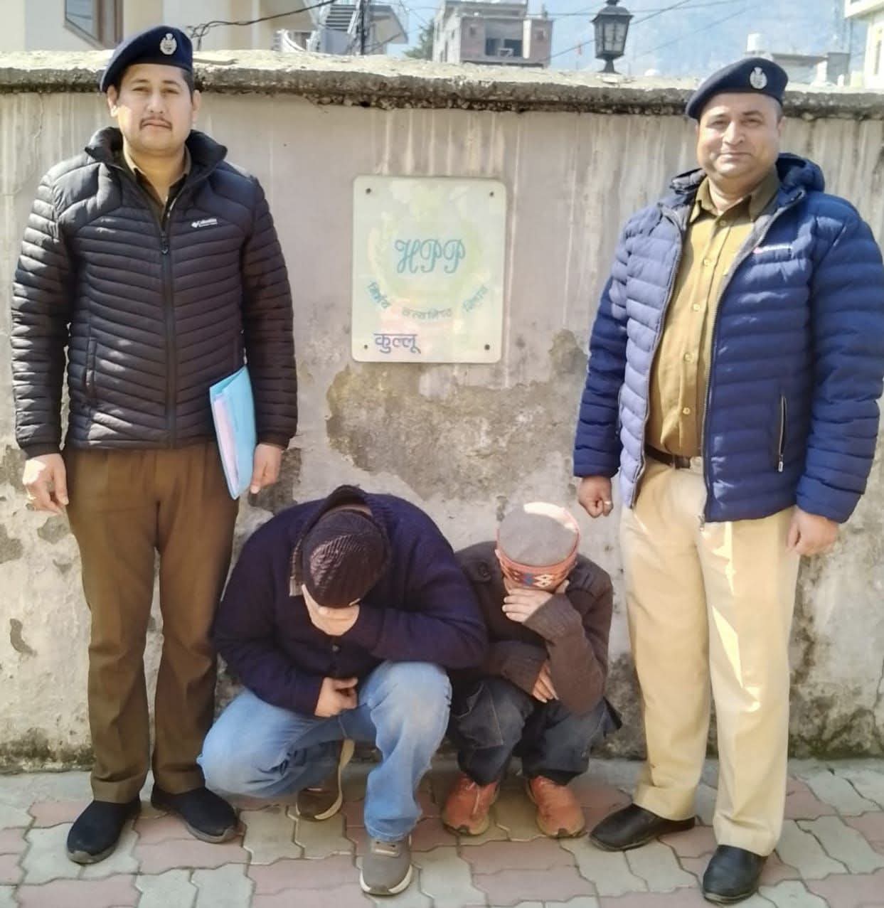 भुंतर पुलिस का नशा माफिया पर शिंकजा कशा 11ग्राम चिट्टे के साथ दो गिरफ्तार👍!