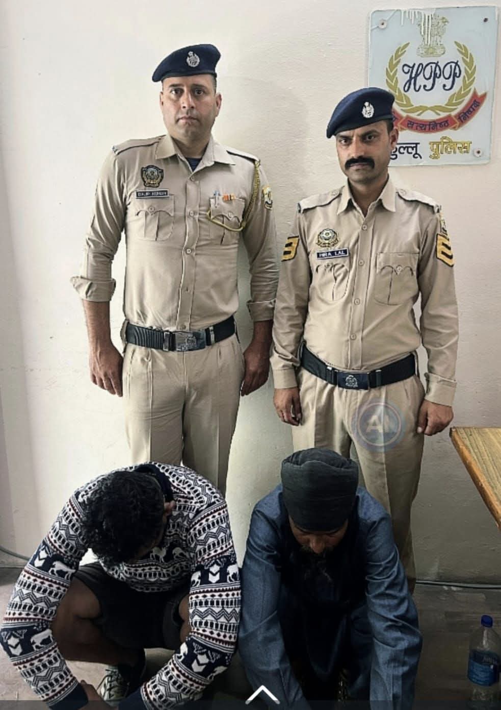 दिनांक 14.05.2026 को पुलिस चौकी ज़री की टीम द्वारा मलाणा कम्पनी रिहायश की तरफ गश्त के दौरान सड़क के किनारे निचली तरफ संदेह के आधार पर दो व्यक्तियों की तलाशी ली गई । तलाशी के दौरान वीर सिंह (32 वर्ष) पुत्र श्री गुरजन्ट सिंह निवासी गांव झनेडी, डाकघर बट्रियाणा, तहसील व जिला संगरूर (पंजाब) तथा गुरचरण (47 वर्ष) पुत्र श्री विक्र सिंह नम्बरदार निवासी गांव व डाकघर कराचो, तहसील पुहाणीगाड, जिला संगरूर (पंजाब) के कब्जे से *19 ग्राम चरस/कैनाविस, 156 ग्राम चूरापोस्त तथा 15,000 रुपये नकद बरामद किए गए ।*  इस संदर्भ में पुलिस थाना मनिकर्ण में दोनों आरोपियों के विरुद्ध धारा 15 एवं 20 मादक पदार्थ अधिनियम (NDPS Act) के तहत अभियोग पंजीकृत कर लिया गया है । मामले में विस्तृत अन्वेषण जारी है ।