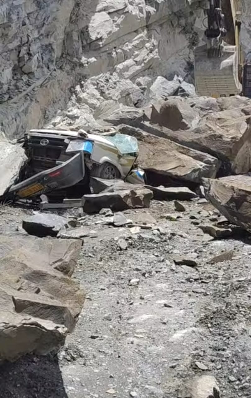 कुल्लू से पांगी जा रही टेक्सी लाहौल के कडू नाला में मलबे की चपेट में,10-12 फंसे होने की आशंका