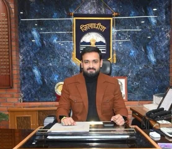क्षेत्रीय अस्पताल के 100 मीटर दायरे में जिला प्रशासन ने बीएनएस की धारा 163 लगा दी है।