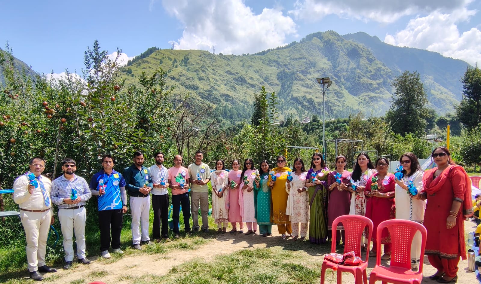 शिक्षक दिवस पर पुस्तकें भेंट करके आभार प्रकट जताया💐